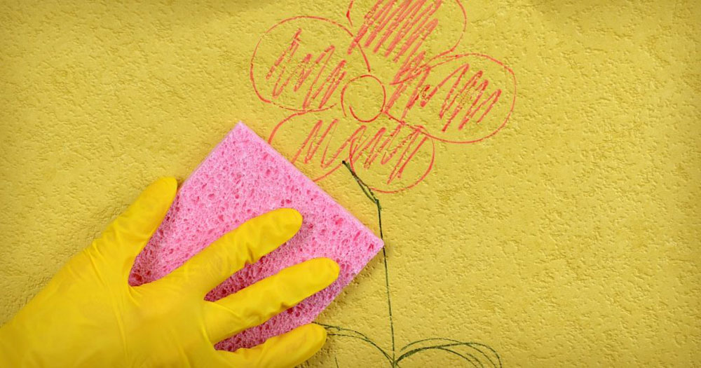 پاک کردن لکه از روی کاغذ دیواری