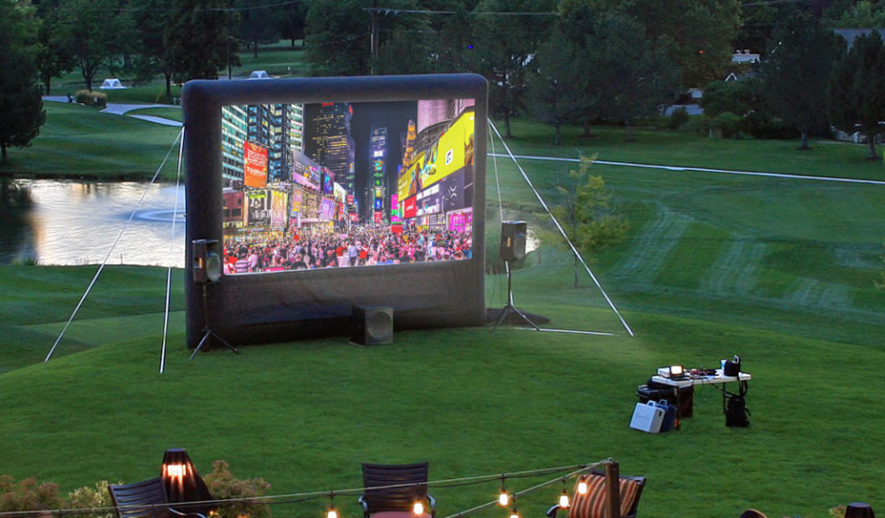 نمایشگر فیلم در فضای باز