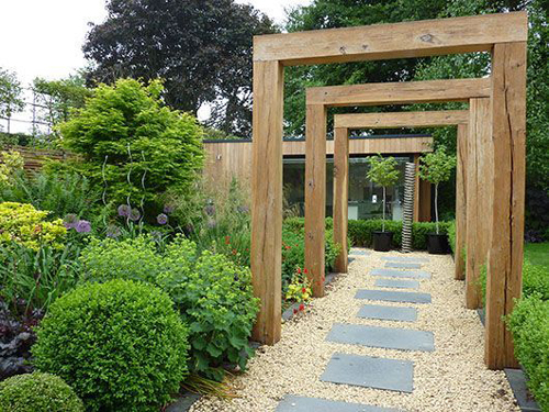 مسیر ورودی باغ با داربست چوبی