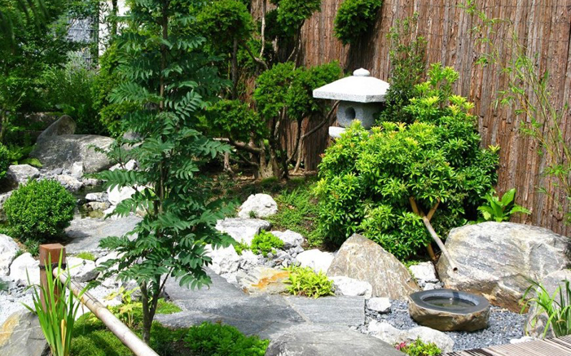 باغ ژاپنی در حیاط