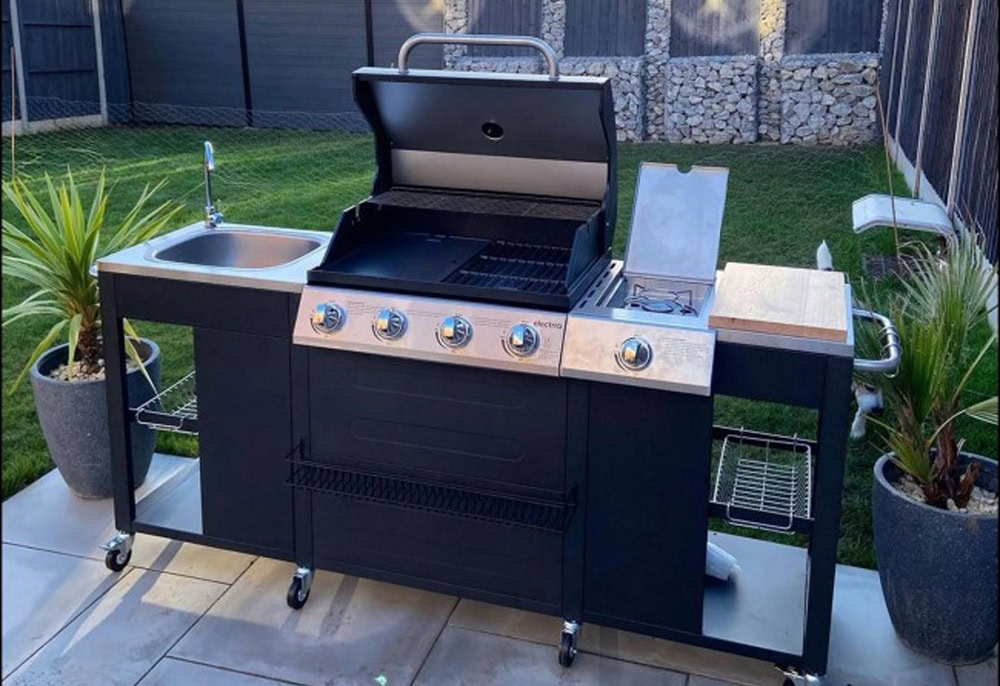 تجهیزات ضروری برای مهمانی های تابستانی در فضای باز 3 باربیکیو باغی