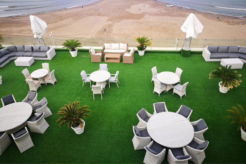 چیدمان مبلمان فضای باز برای جشن 800x534